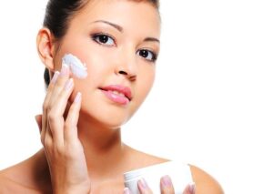 Dưỡng ẩm đúng cách giúp đẹp da và trẻ lâu